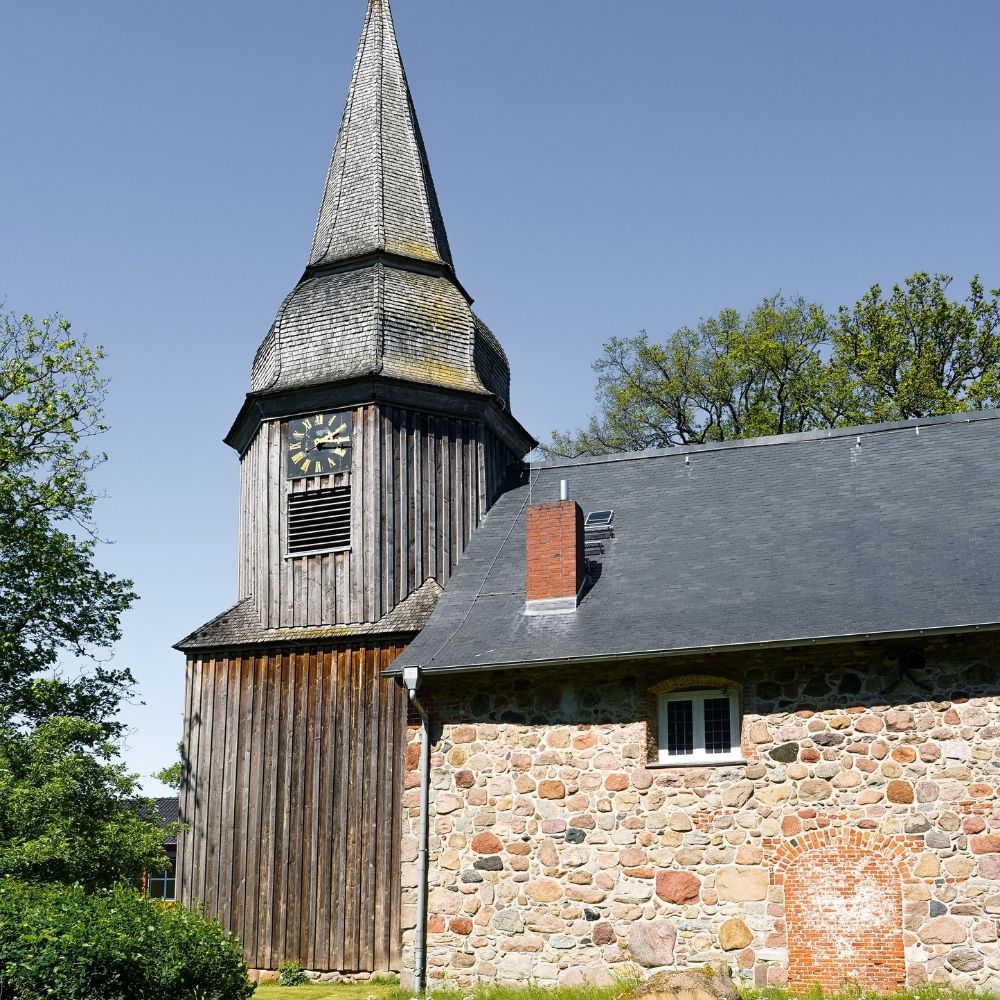 Historischer Kircheninnenraum mit denkmalgeschützter Bausubstanz